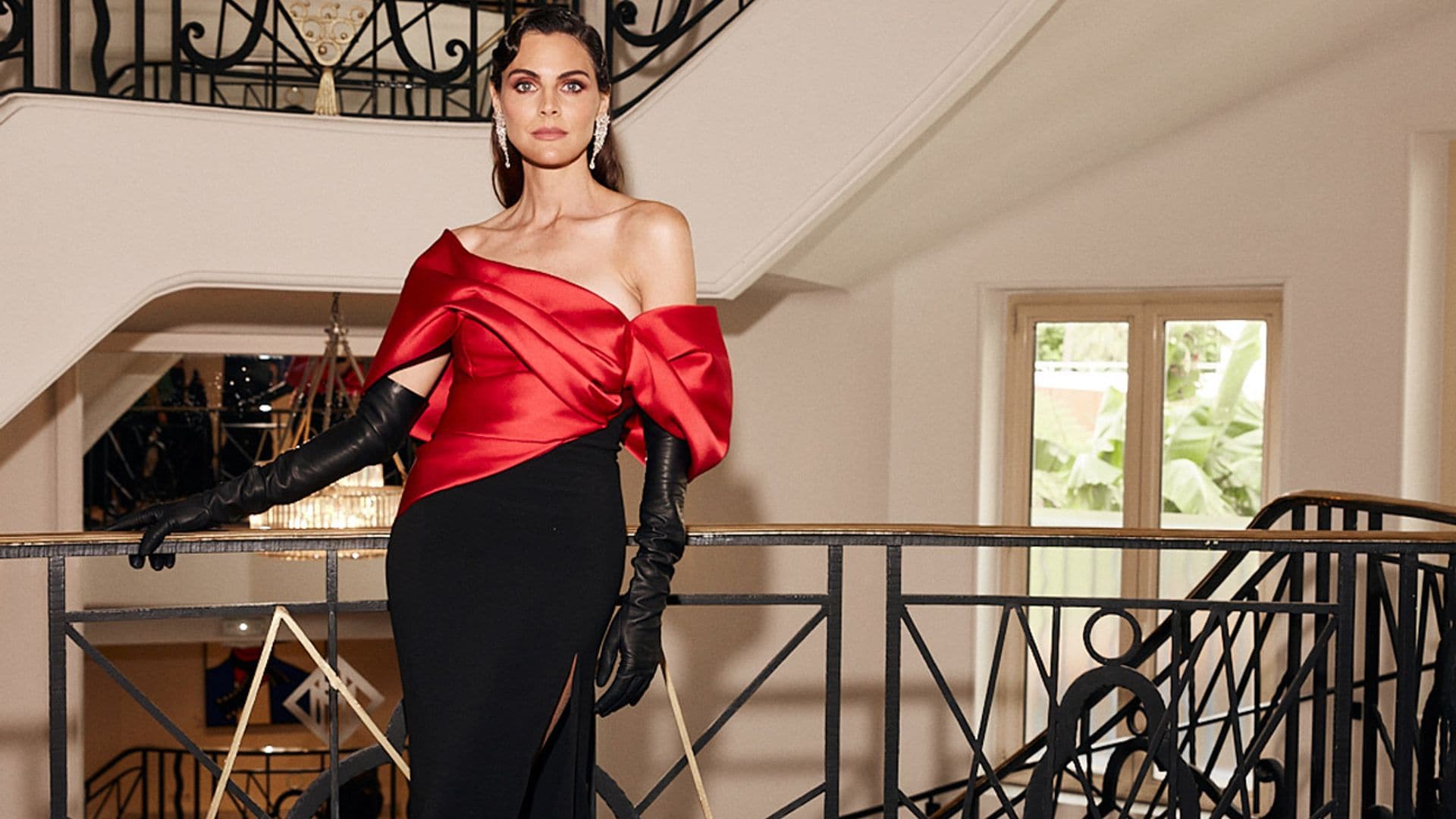 Amaia Salamanca lleva a Cannes el glamour del Hollywood dorado con un imponente look de Pronovias