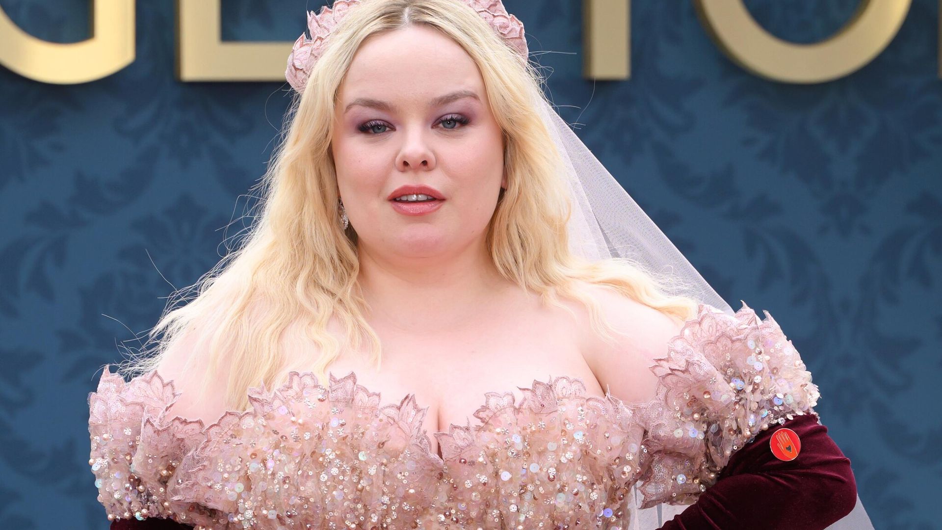 Nicola Coughlan vestida de novia y el elenco de ‘Bridgerton’ con los mejores ‘looks’ para un evento en Londres