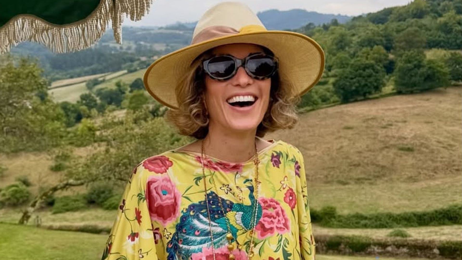 Inés de Cominges, la aristócrata experta en llevar sombrero de rafia y capazo en todos sus planes, de más casuales a superelegantes