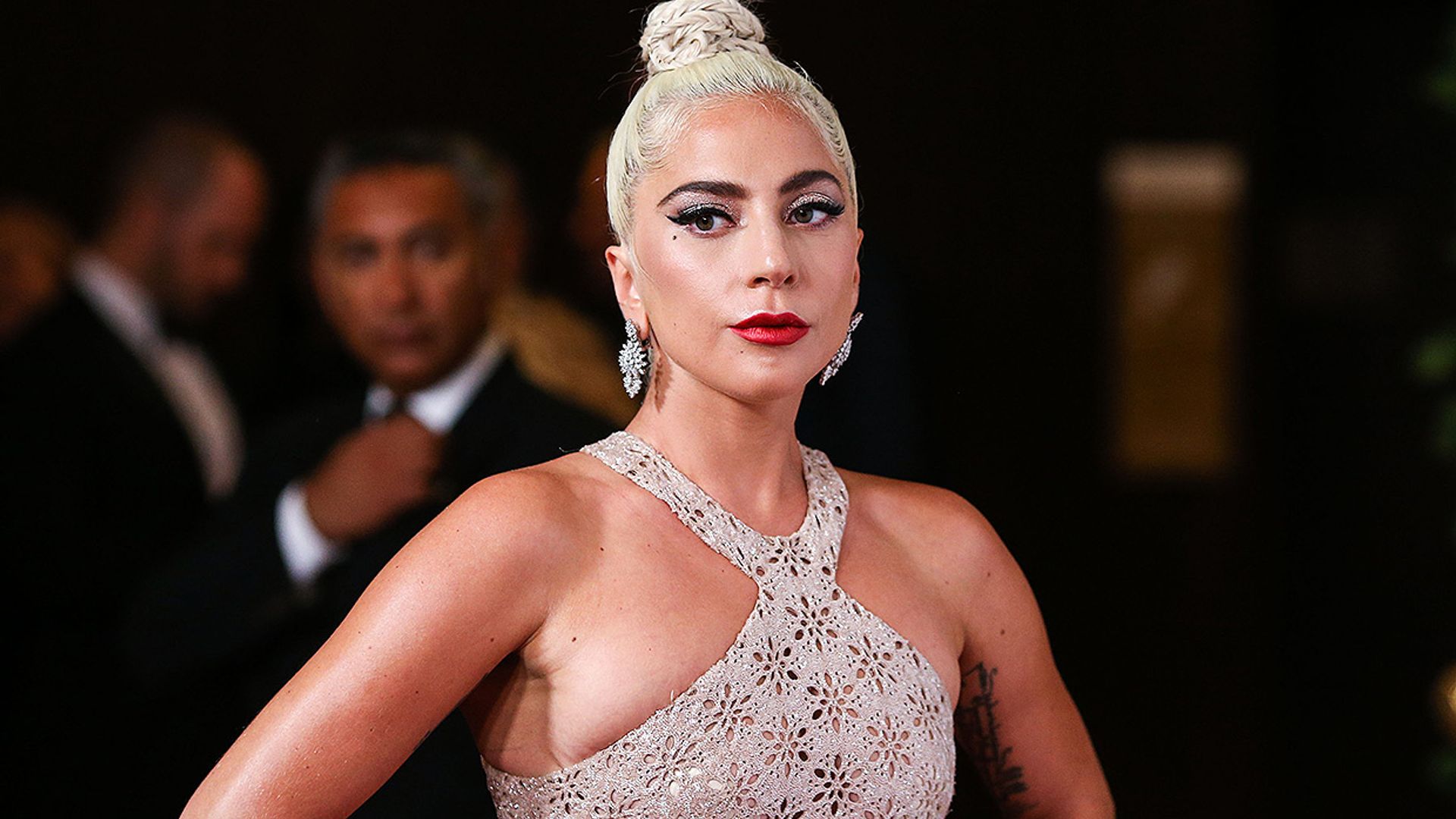 Roban dos de los perros de Lady Gaga tras disparar al hombre que los paseaba