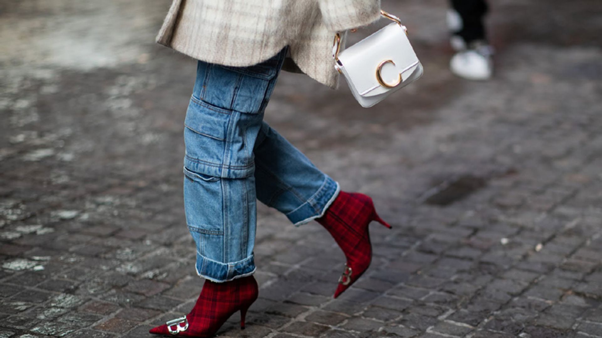 Qué tipo de zapato queda mejor con cada vaquero: las combinaciones que más favorecen