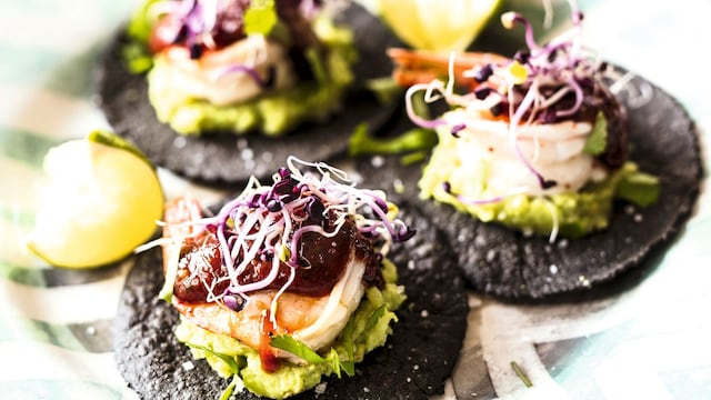 Tacos negros con langostino y guacamole
