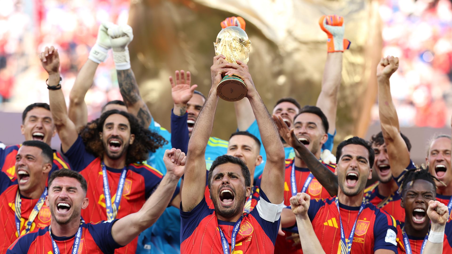 Rodri #16 de España sostiene el Trofeo Oficial de la Copa Mundial de la FIFA 2026.