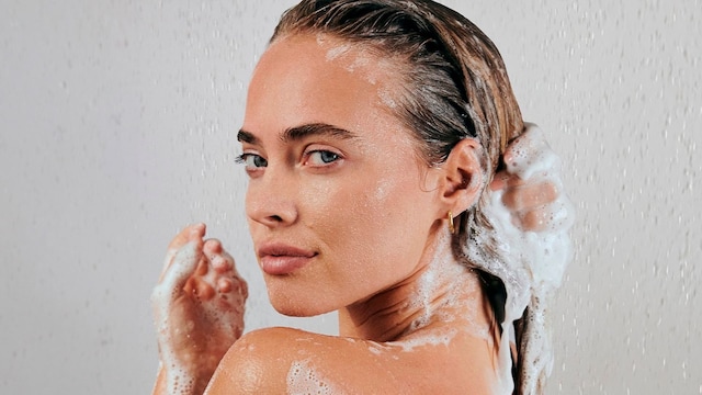 Mujer lavándose el cabello 