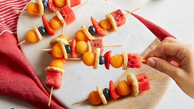 Brochetas de sandía, melón, plátano y arándanos