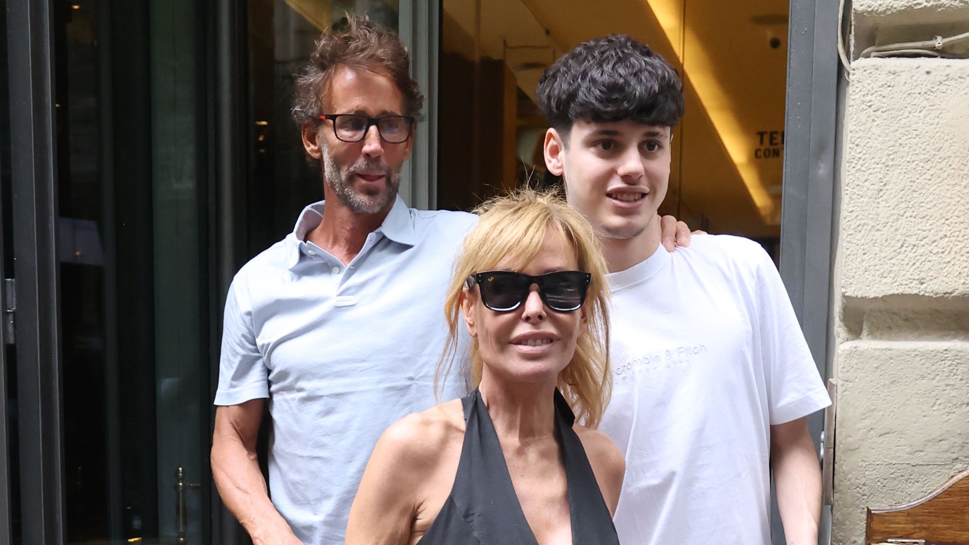 Lara Dibildos y Álvaro Muñoz Escassi, la 'modern family' perfecta: cena y confidencias junto a su hijo de 19 años