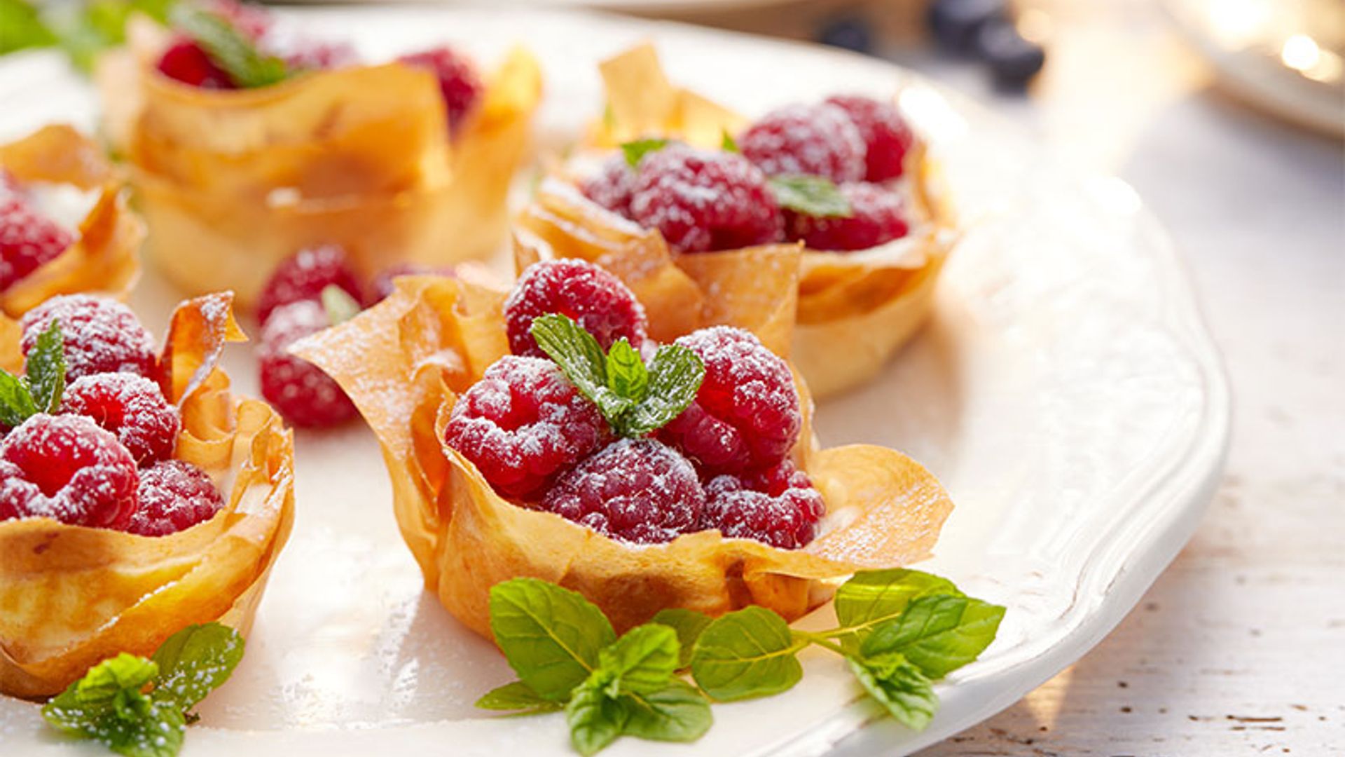 Bocaditos de pasta filo con mascarpone y frambuesas