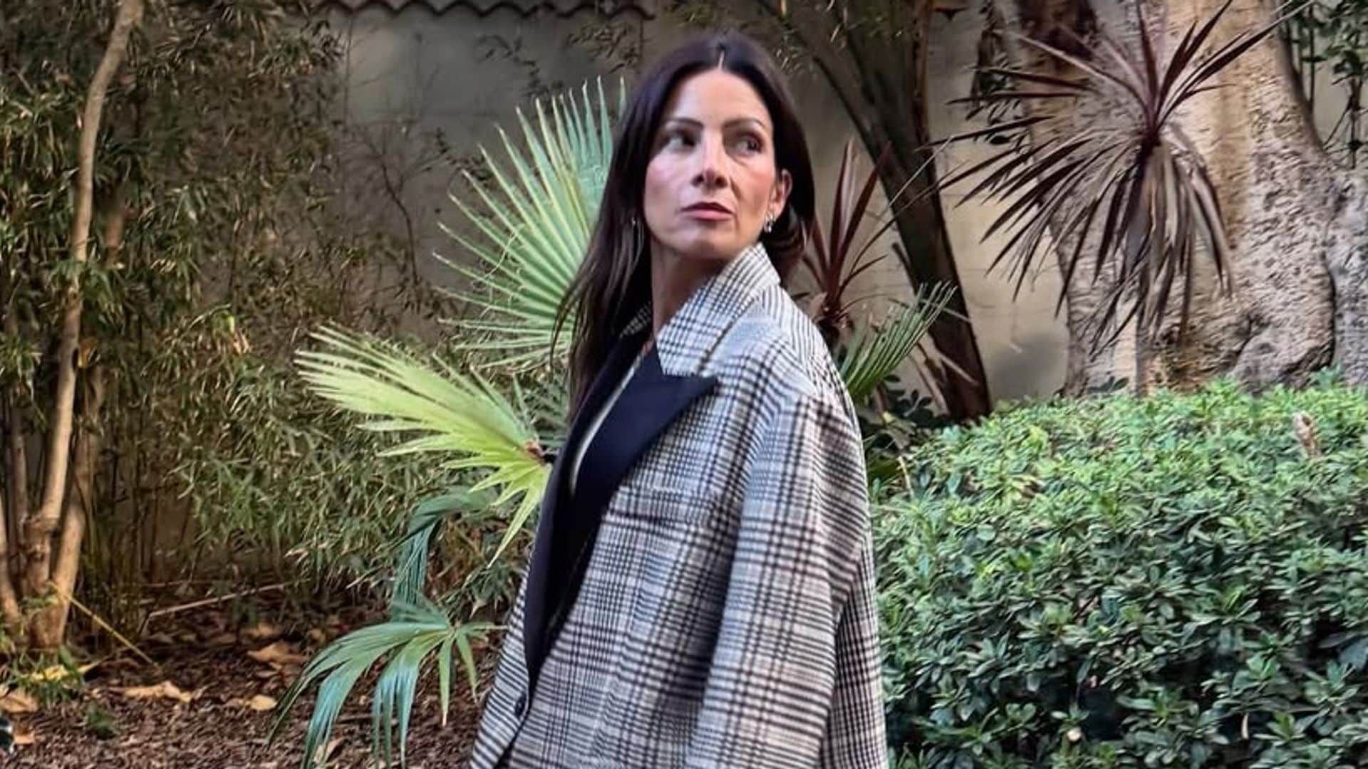 Virginia Troconis en Málaga con traje 'oversize' de estampado príncipe de Gales