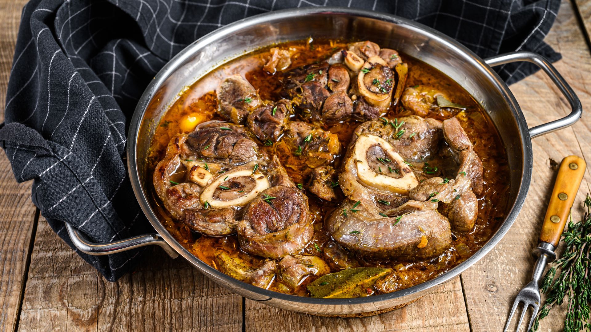 Osobuco a la milanesa: haz este guiso de carne italiano ¡y prepárate para mojar pan!