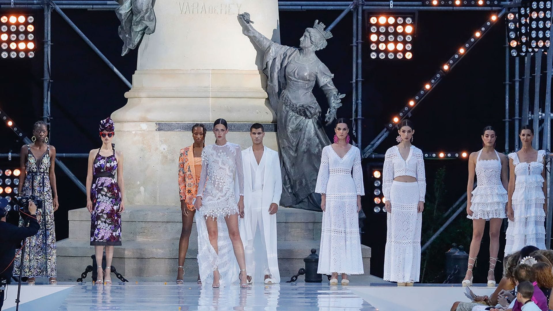 De los románticos a los más rompedores: elegimos nuestros looks favoritos de la pasarela Adlib de Ibiza