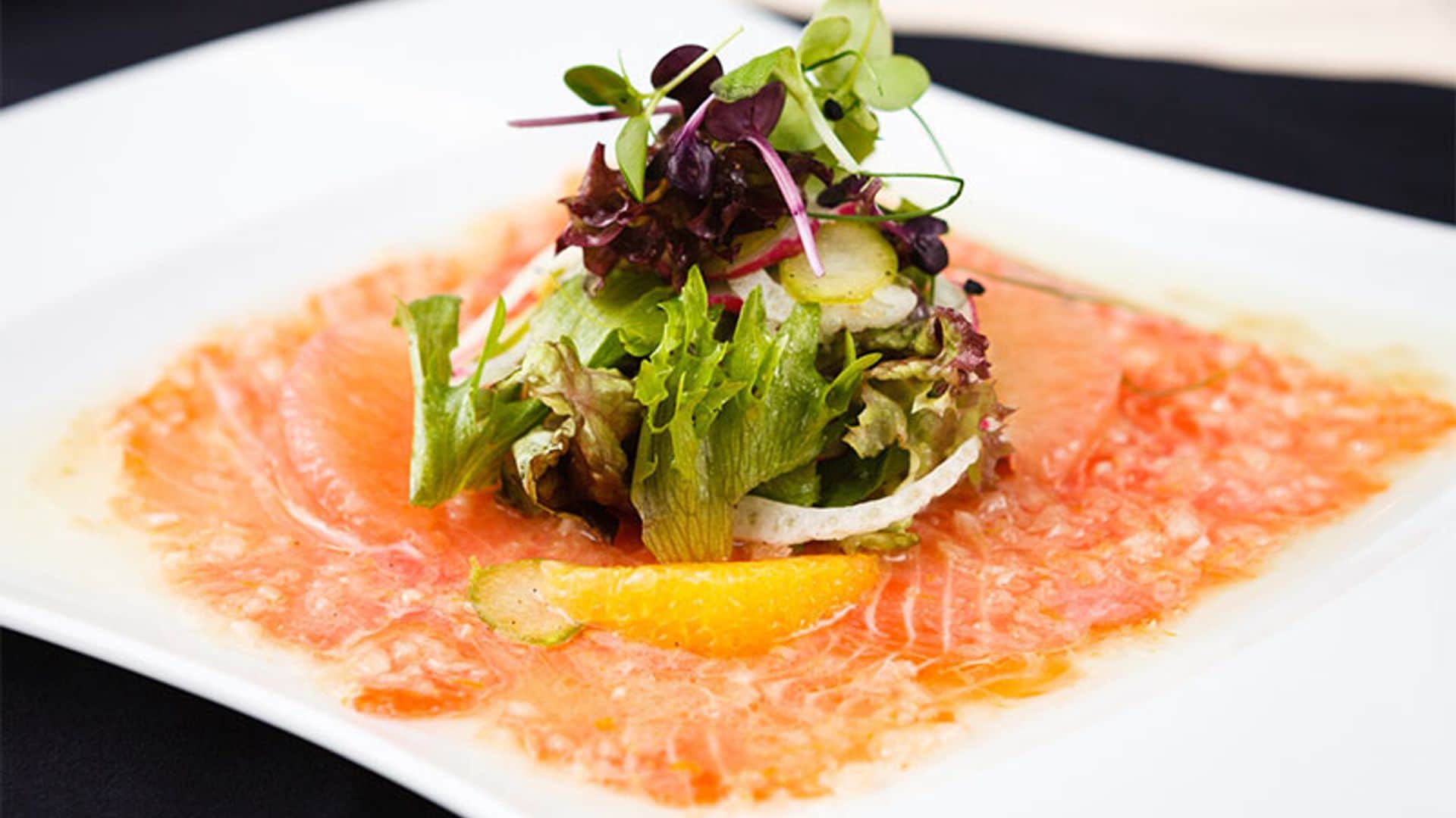 Ensalada con cítricos y 'carpaccio' de trucha ahumada