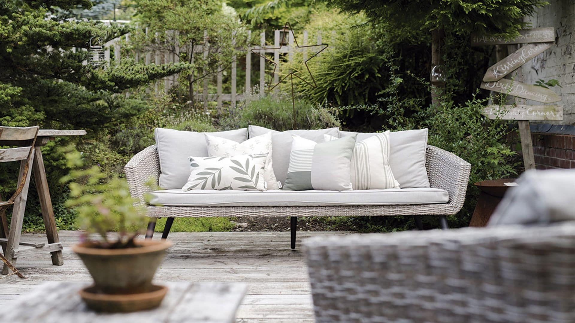 Ideas para guardar tus complementos y muebles de jardín