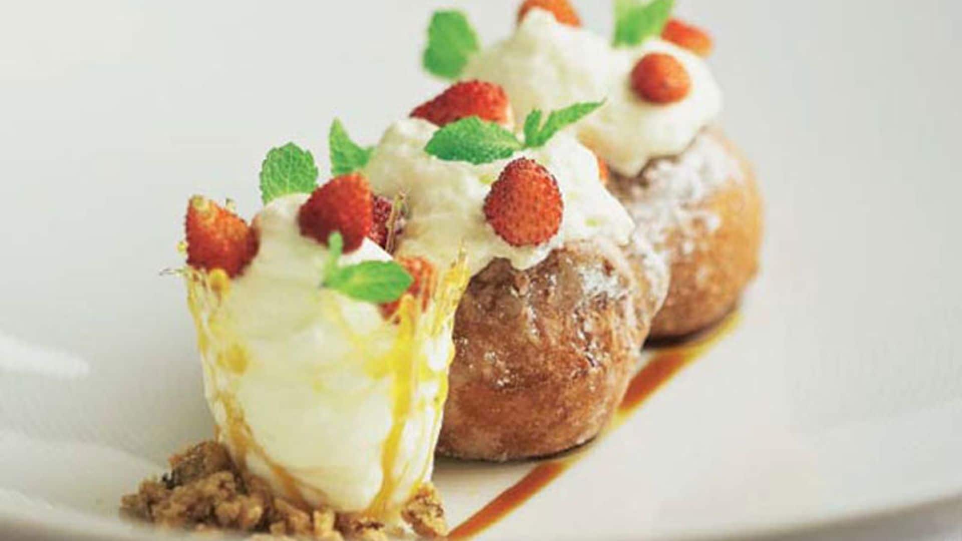 Buñuelos, fresas del bosque, miel de caña y espuma de yogur