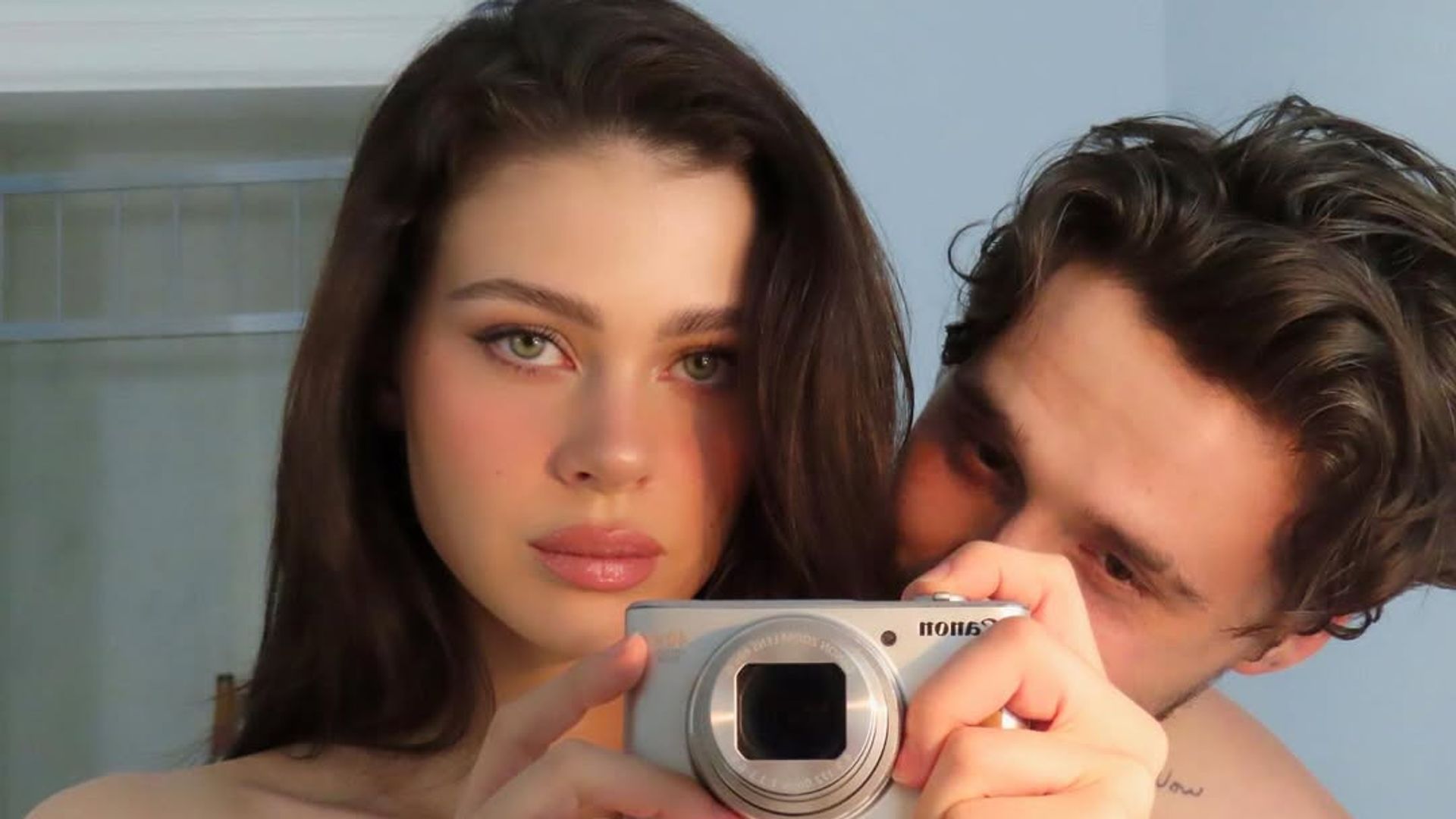 Brooklyn Beckham comparte sensual foto en bikini de su esposa en medio de 'disputa familiar'