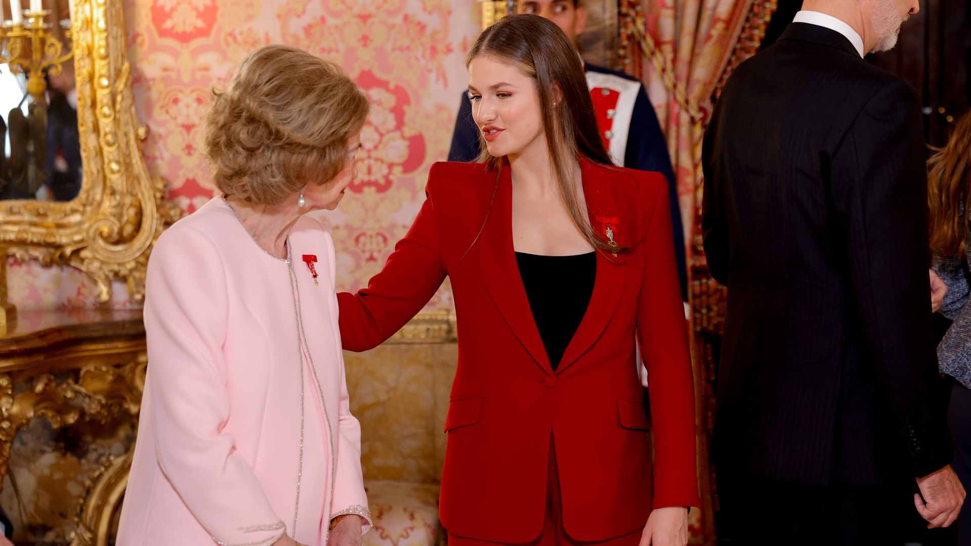 El gesto de cariño de la princesa Leonor y la infanta Sofía con su abuela al acabar la ceremonia