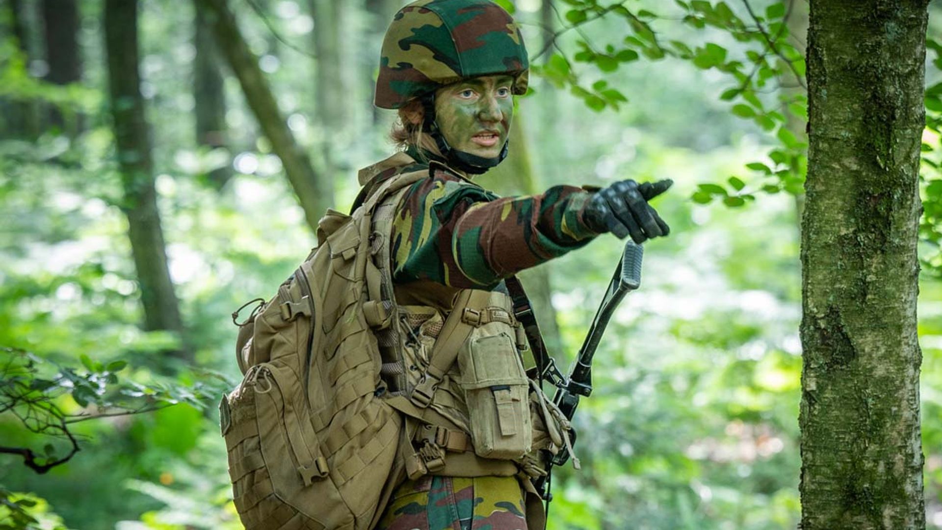 No te pierdas a la princesa Elisabeth maquillada con pinturas de camuflaje y en plena formación militar