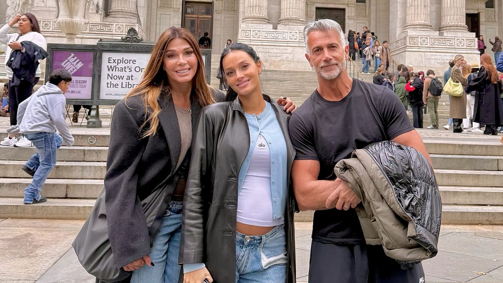Oriana Sabatini con sus padres, Catherine Fulop y Ova Sabatini, en Nueva York.