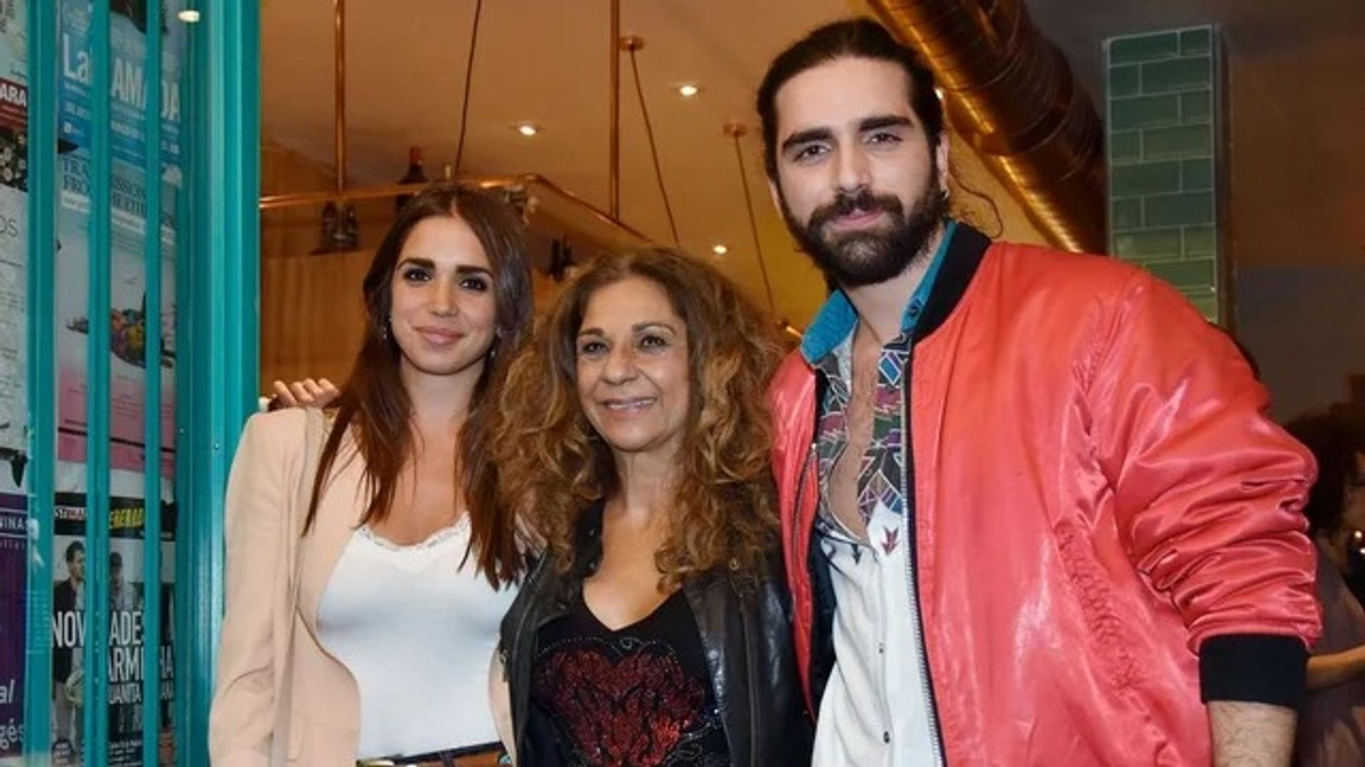 Lolita Flores junto a sus hijos Elena y Guillermo Furiase