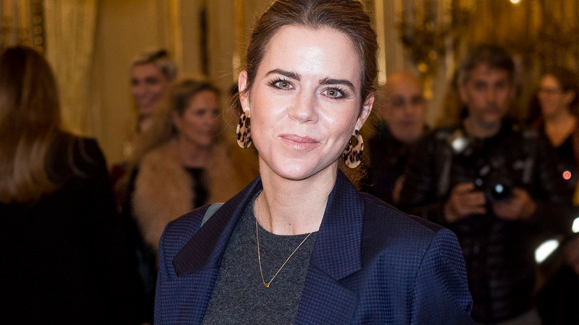 La falda satinada de Amelia Bono se alza como la prenda estrella de los looks de entretiempo