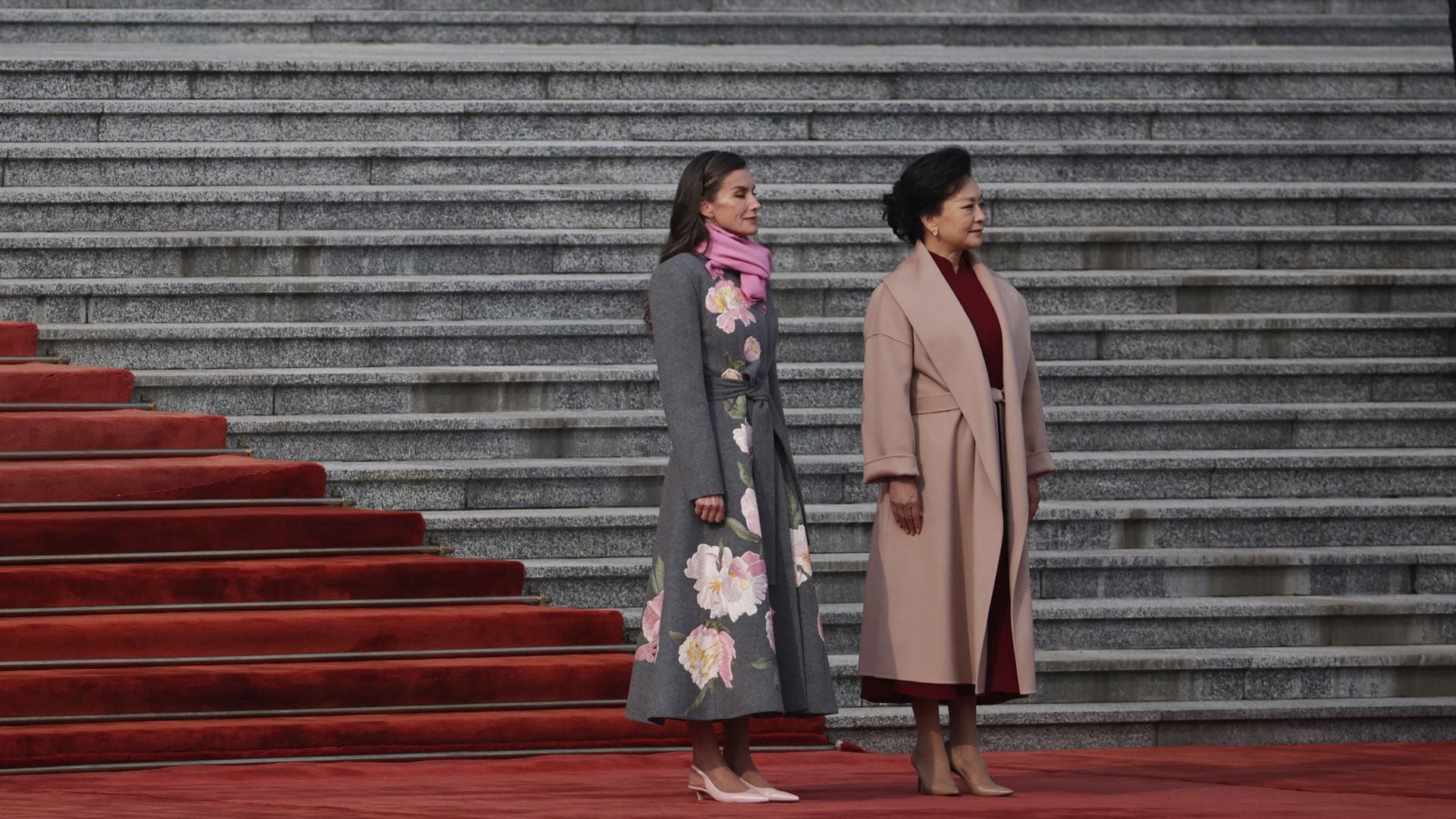 La reina Letizia con la primera dama Peng Liyuan en Pekín