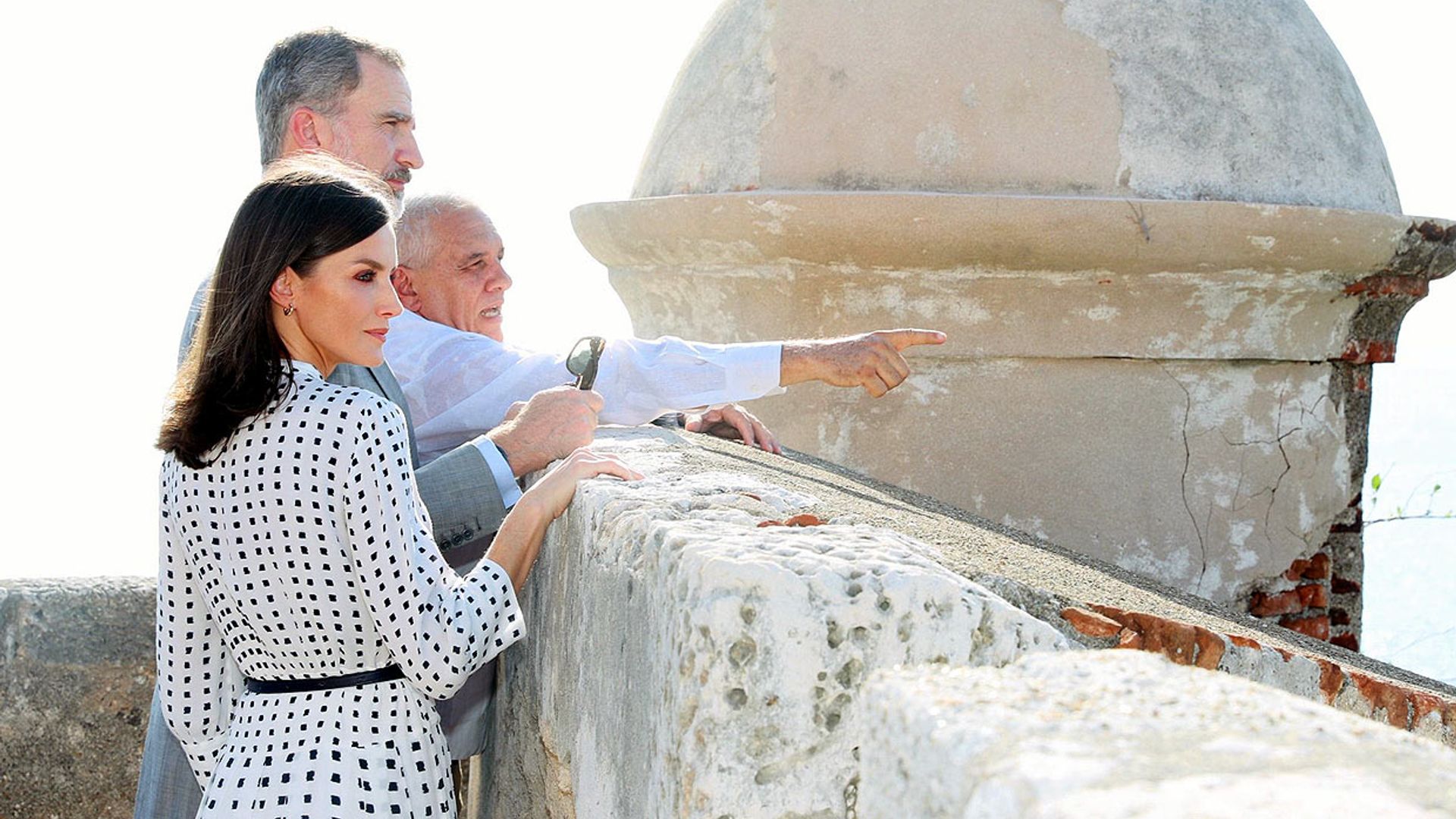 Don Felipe y doña Letizia rinden homenaje a los soldados españoles en Santiago de Cuba