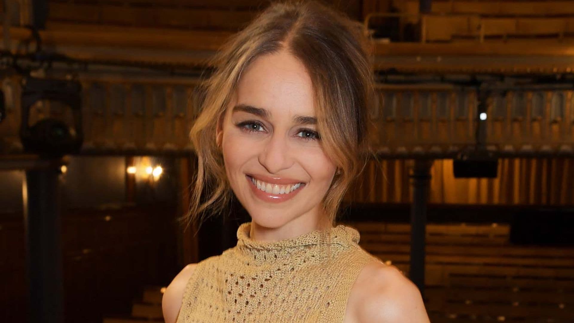 Emilia Clarke, de 35 años, revela que dos aneurismas le dejaron parte del cerebro inutilizable