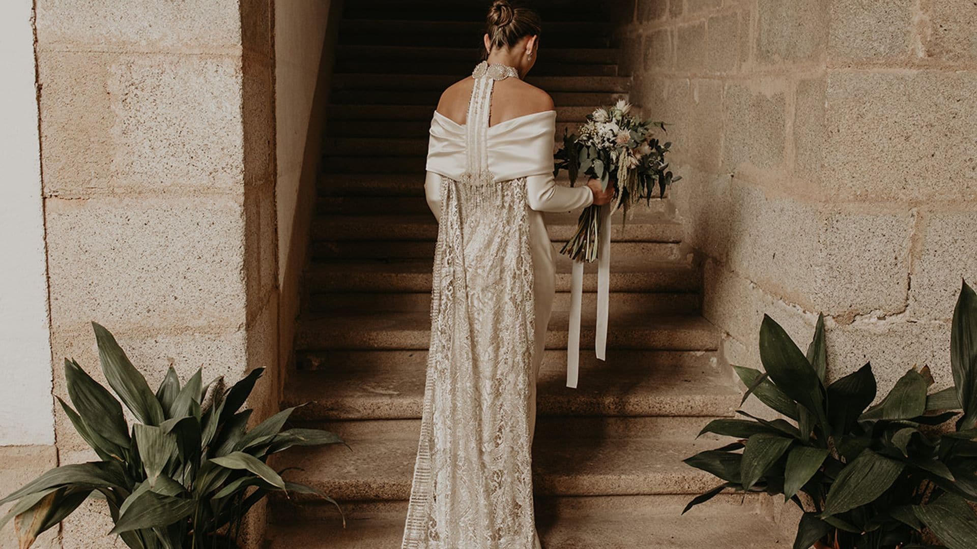 La boda de Cristina en Cáceres, la novia del look satinado y bohemio con detalles años 20