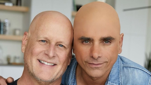 Dave Coulier y John Stamos posando sin pelo