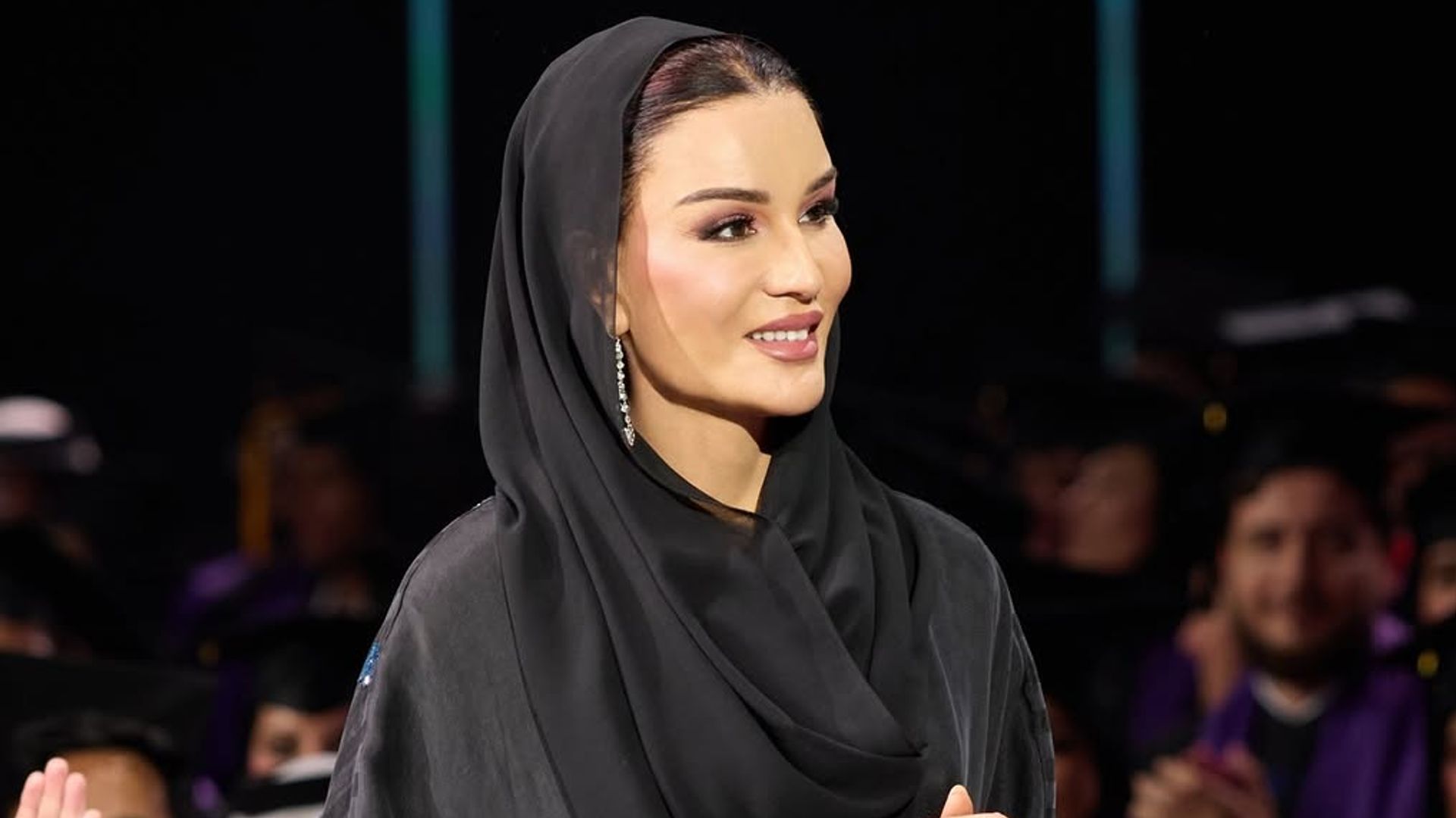 Sheikha Moza emerge como la figura que enlaza dos eras del emirato: la visión modernizadora de Hamad y la consolidación institucional de Tamim.

