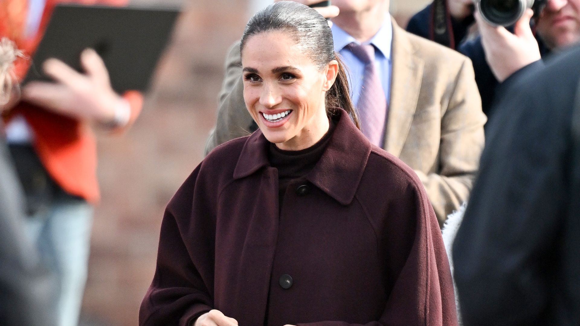Meghan Markle con look berenjena