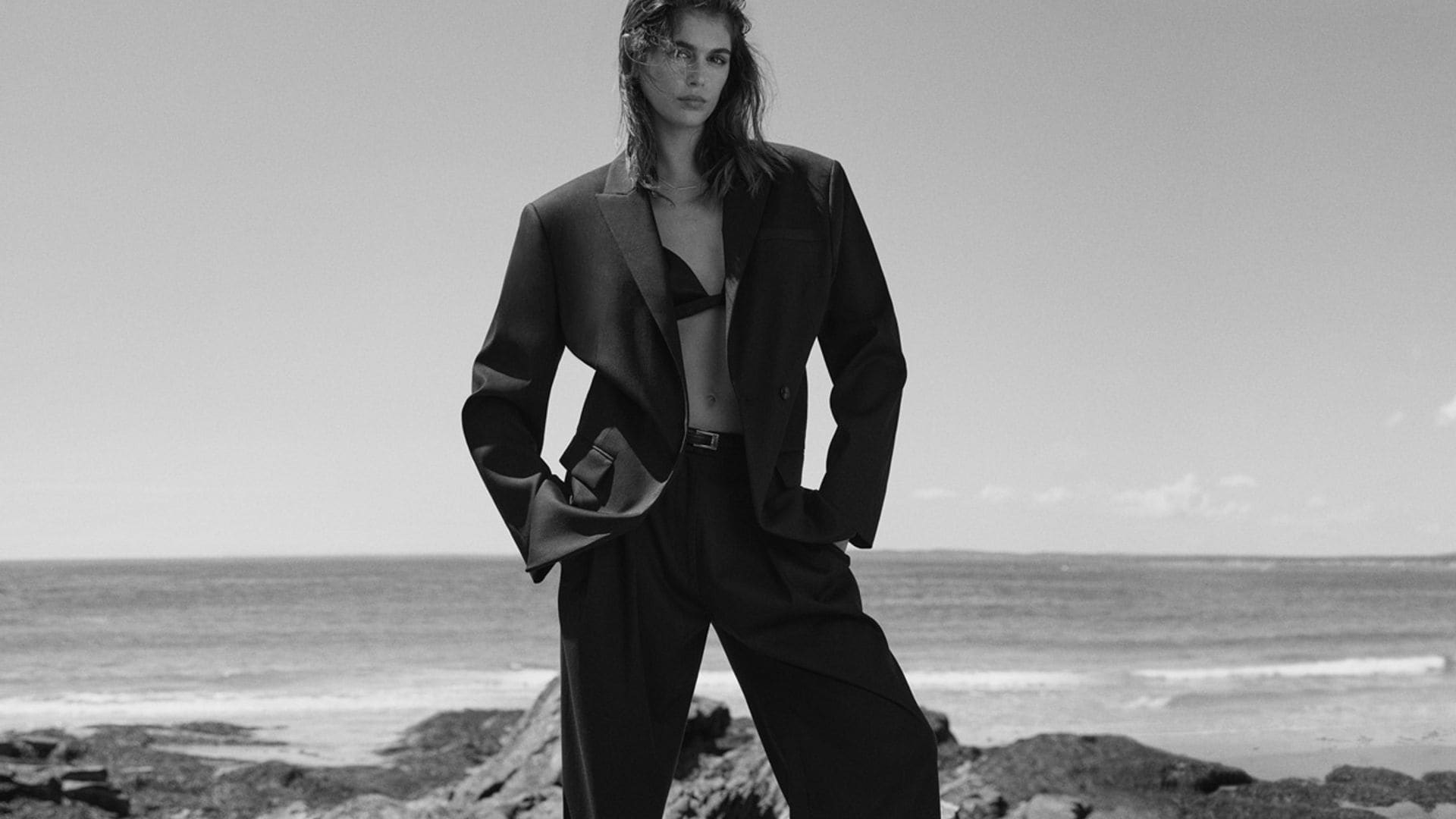 El 'pantalón negro perfecto' y todos los básicos renovados que Kaia Gerber ha diseñado para... ¡Zara!