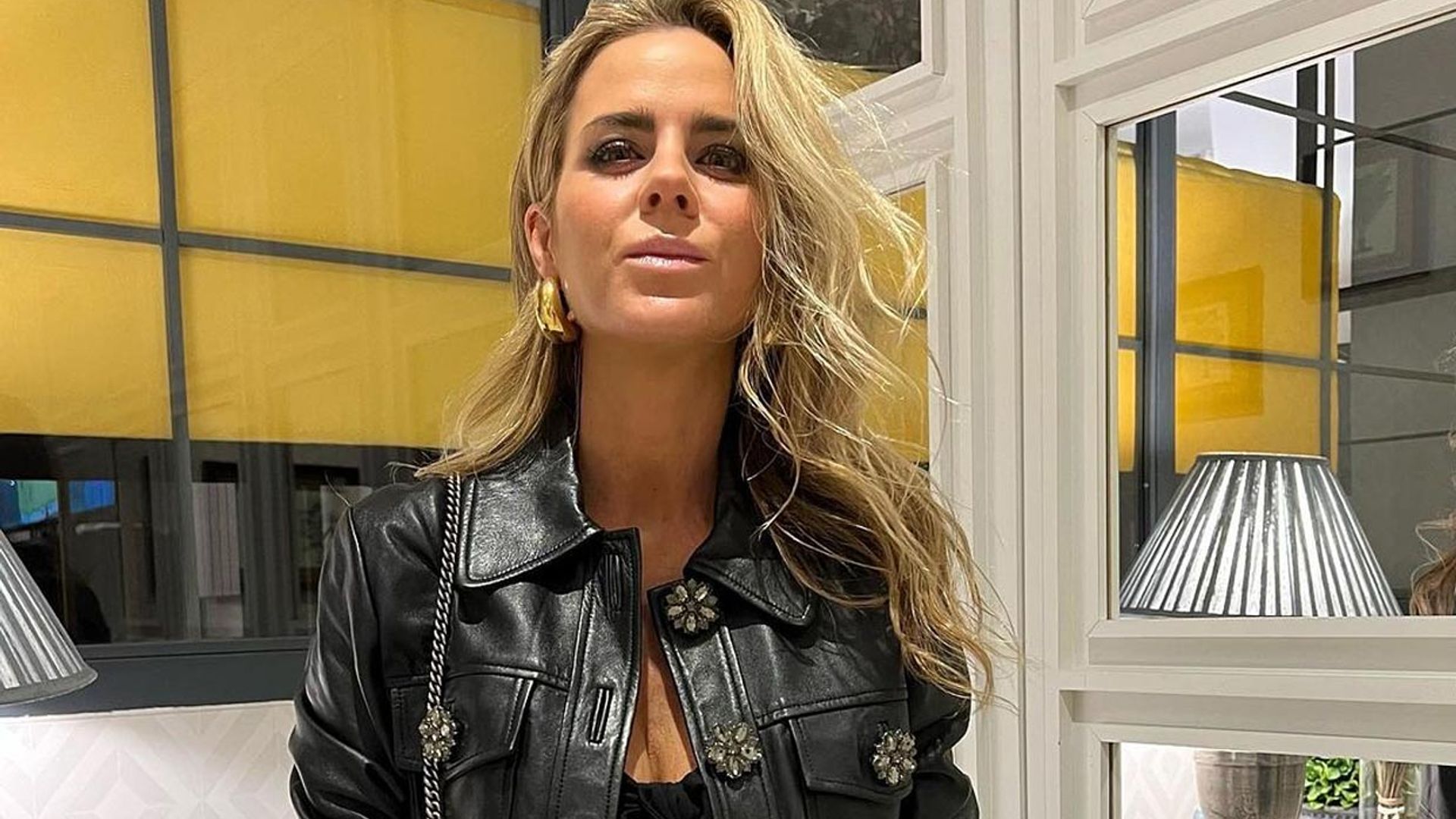 Amelia Bono ficha las sandalias fantasía de la generación Z