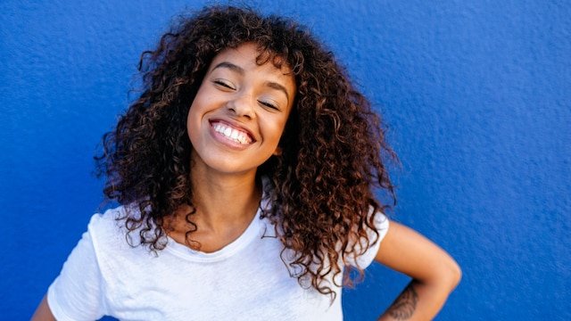 Mujer sonriendo con una sonrisa blanca