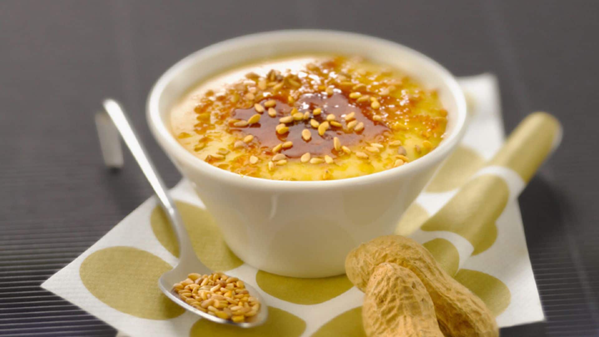 'Crème brûlée' de crema de cacahuete con semillas de sésamo