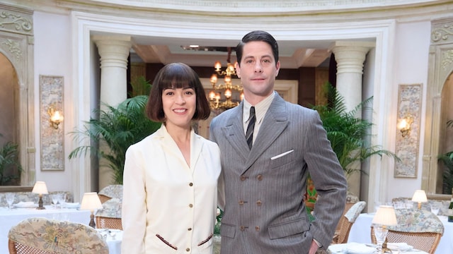Verónica Sánchez y Luis Fernández posando como actores de 'La Favorita 1922'