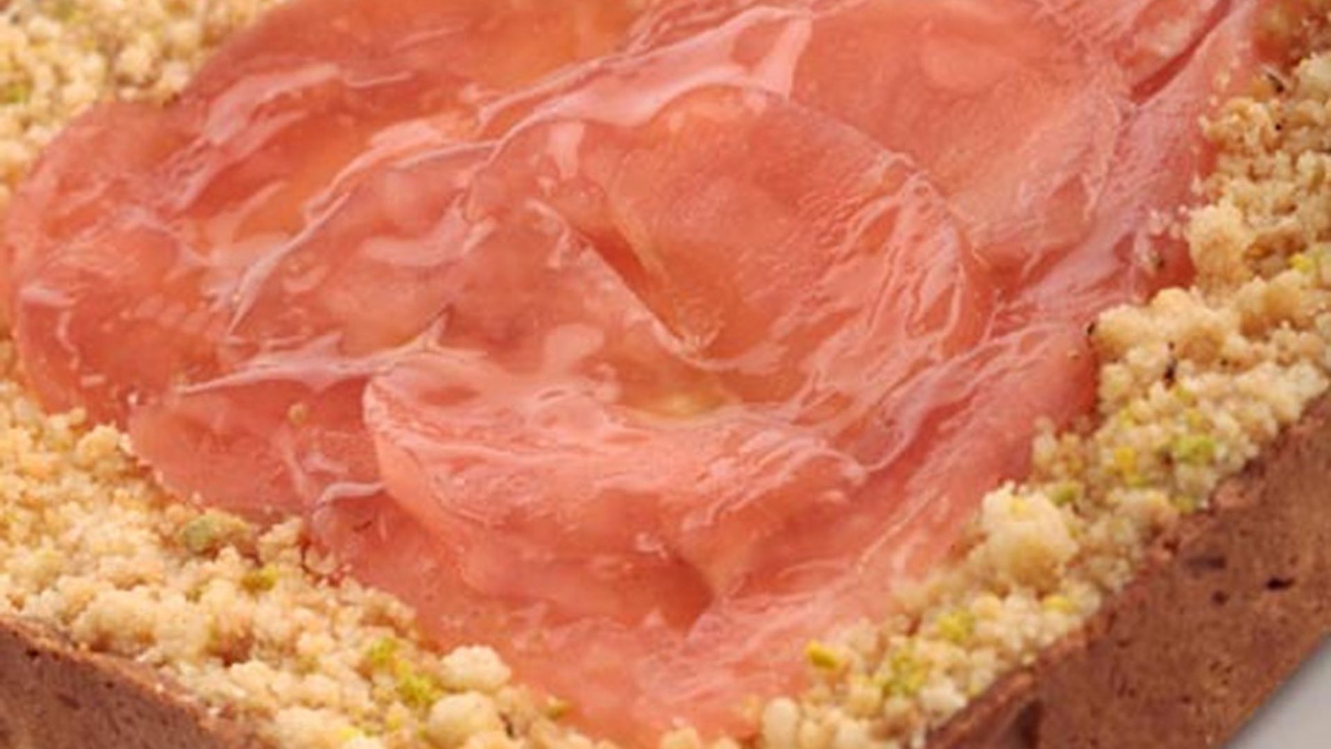 Tarta 'Pink lady' de vainilla y caramelo con corazón de manzana