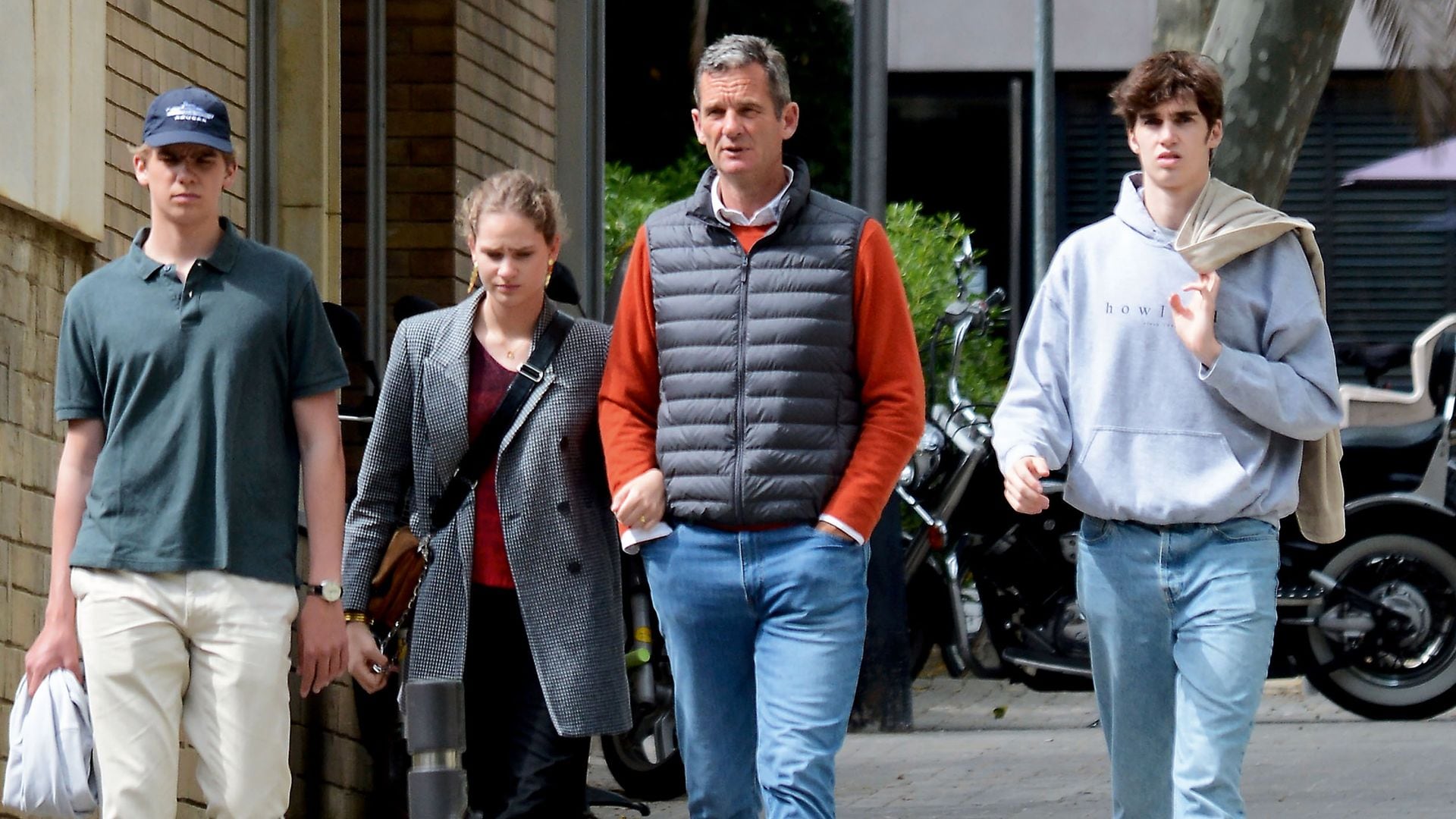  Iñaki Urdangarin con sus hijos en Barcelona