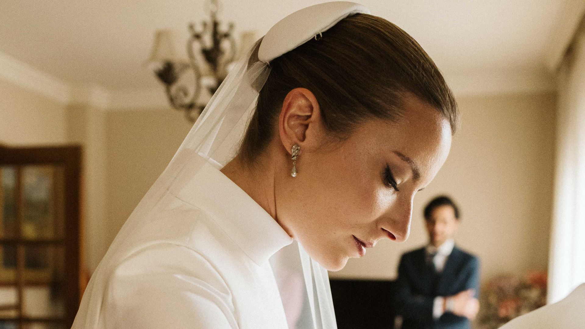 "Un vestido de novia con chaleco desmontable, elegante y diferente": el look de Cira para su boda tras casi 10 años de amor a distancia