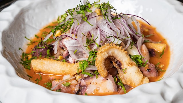 Ceviche carretillero con rape asado, pulpo y calamar frito