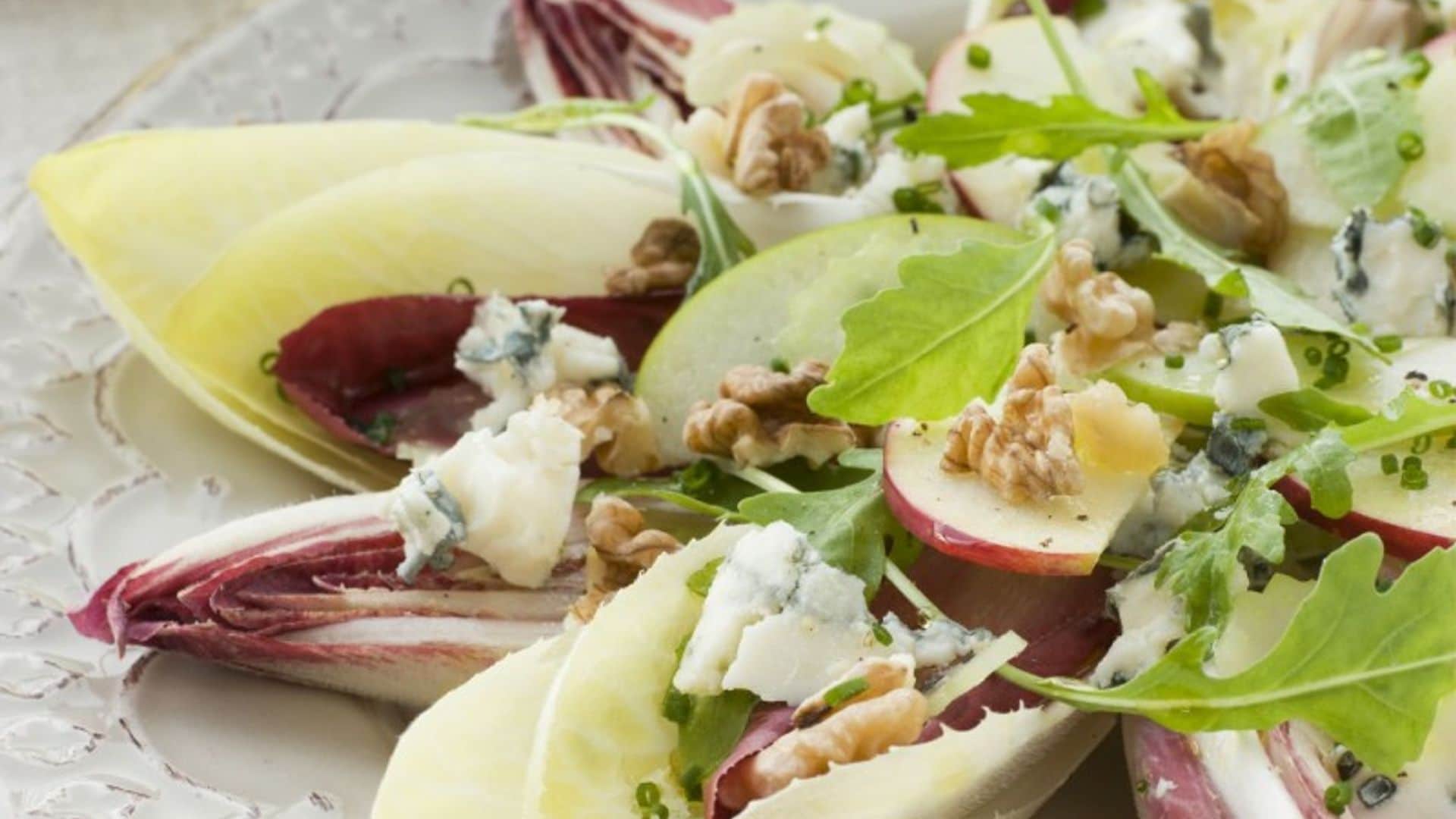 Ensalada de endibias con manzana, nueces y queso azul