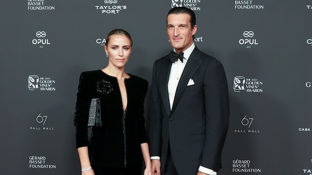 Plano medio de Laura Vecino y Rafael Medina en los Golden Vines Awards 2024