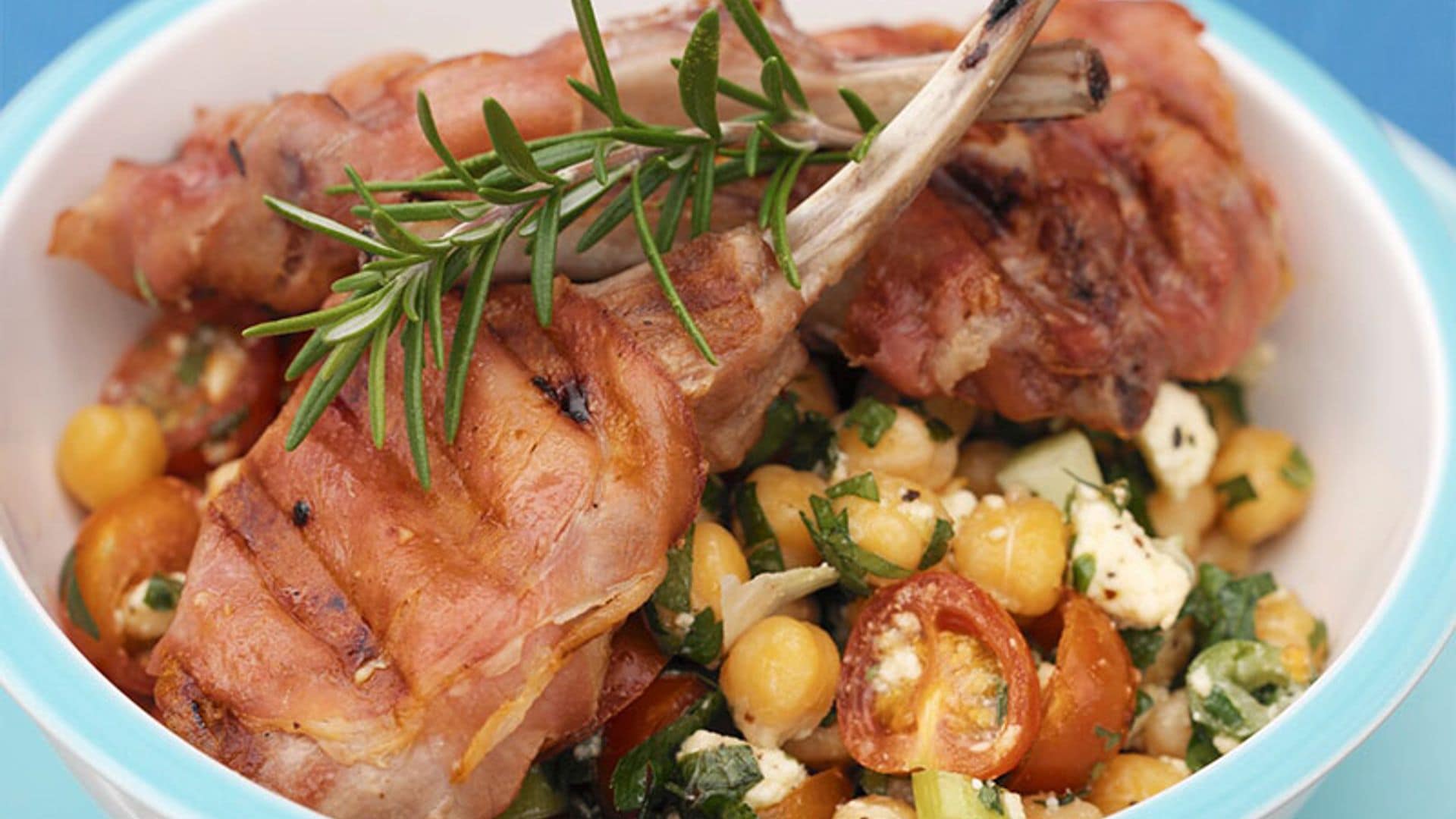 Chuletas de cordero con garbanzos y queso feta