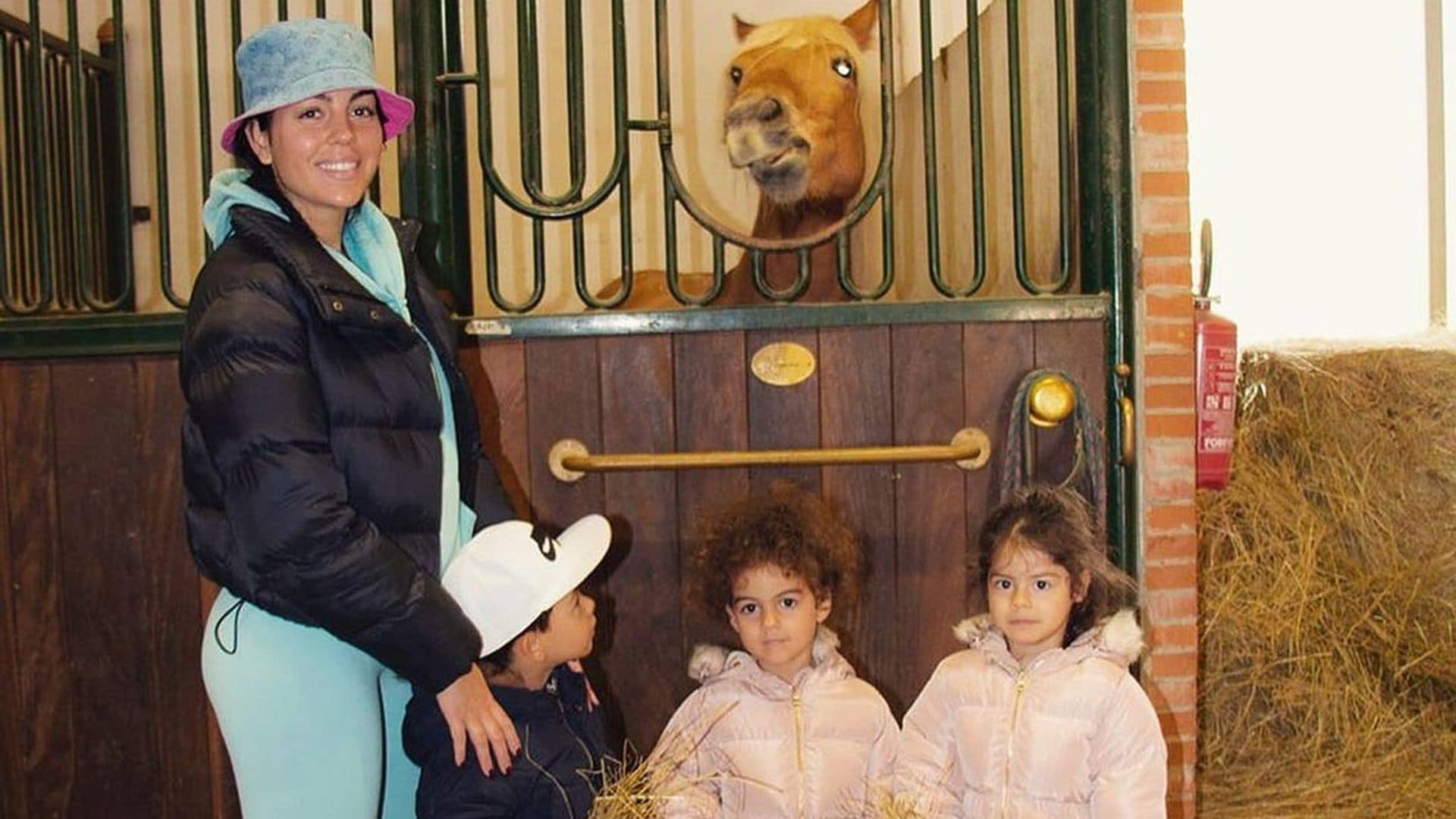 Las aventuras de Georgina Rodríguez y sus 'exploradores' en ¡las caballerizas!
