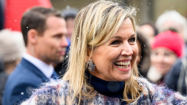 La reina Máxima con abrigo de cuadros y diamantes
