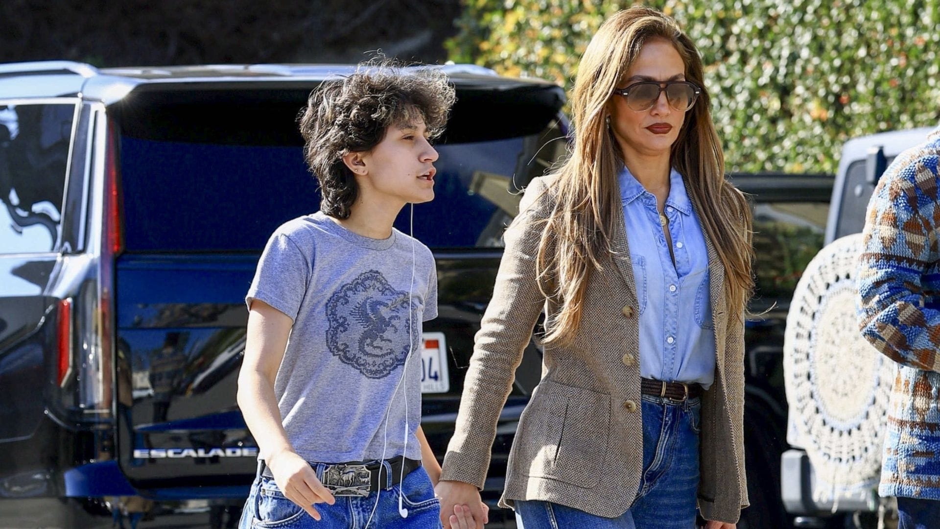 Jennifer Lopez fue vista en Los Ángeles de la mano de su hija Emme Muñiz.