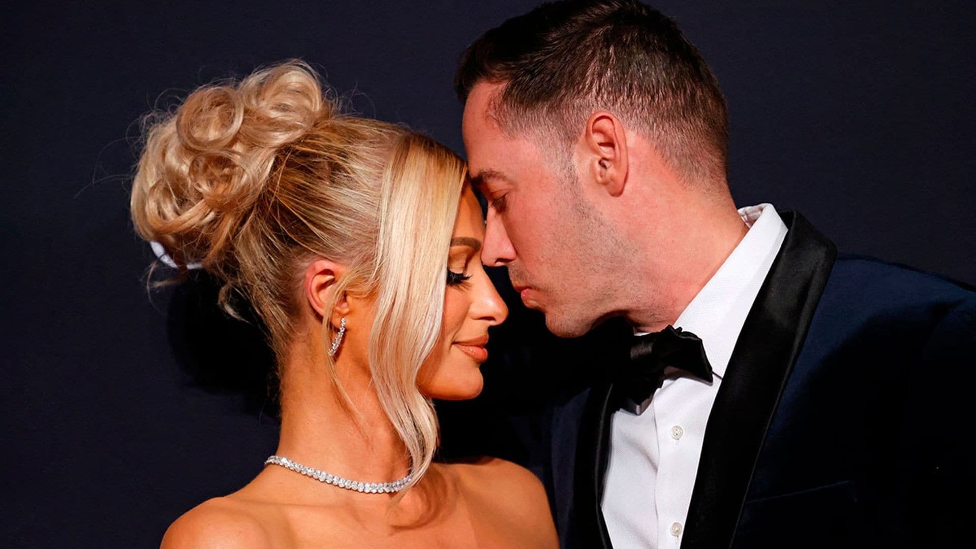 ¡Él es Phoenix! Paris Hilton y su esposo Carter Reum presentan a su bebé