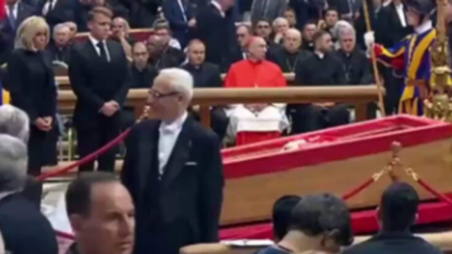 Los Macron y otros líderes internacionales acuden a la capilla ardiente 