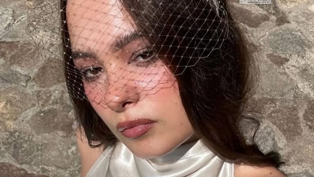 Manuela Sanz en la Primera Comunión de Dylan (13 años) y Alma (10 años), los hijos menores de su padre Alejandro Sanz