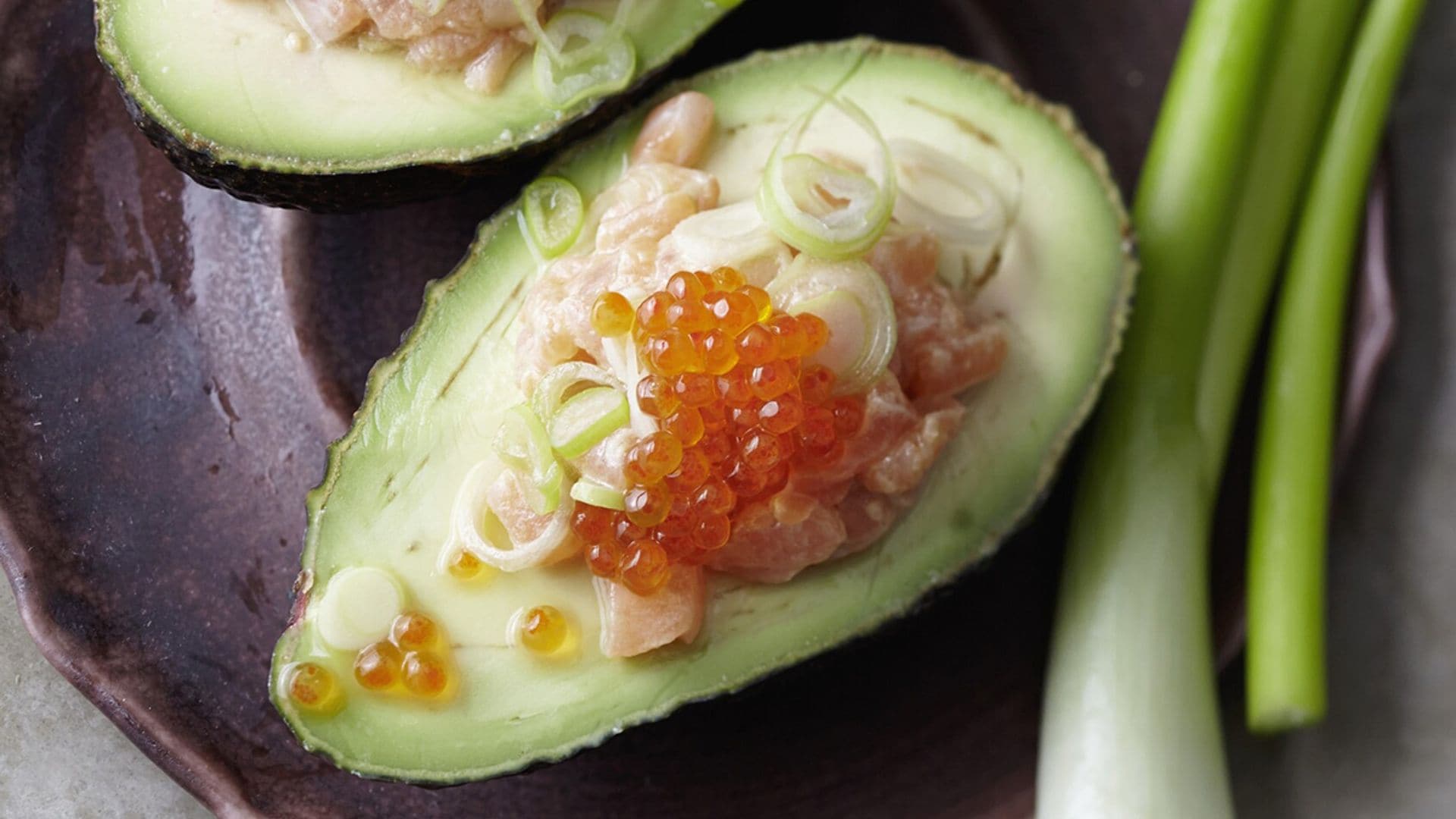 Aguacate relleno de tartar de salmón con sus huevas