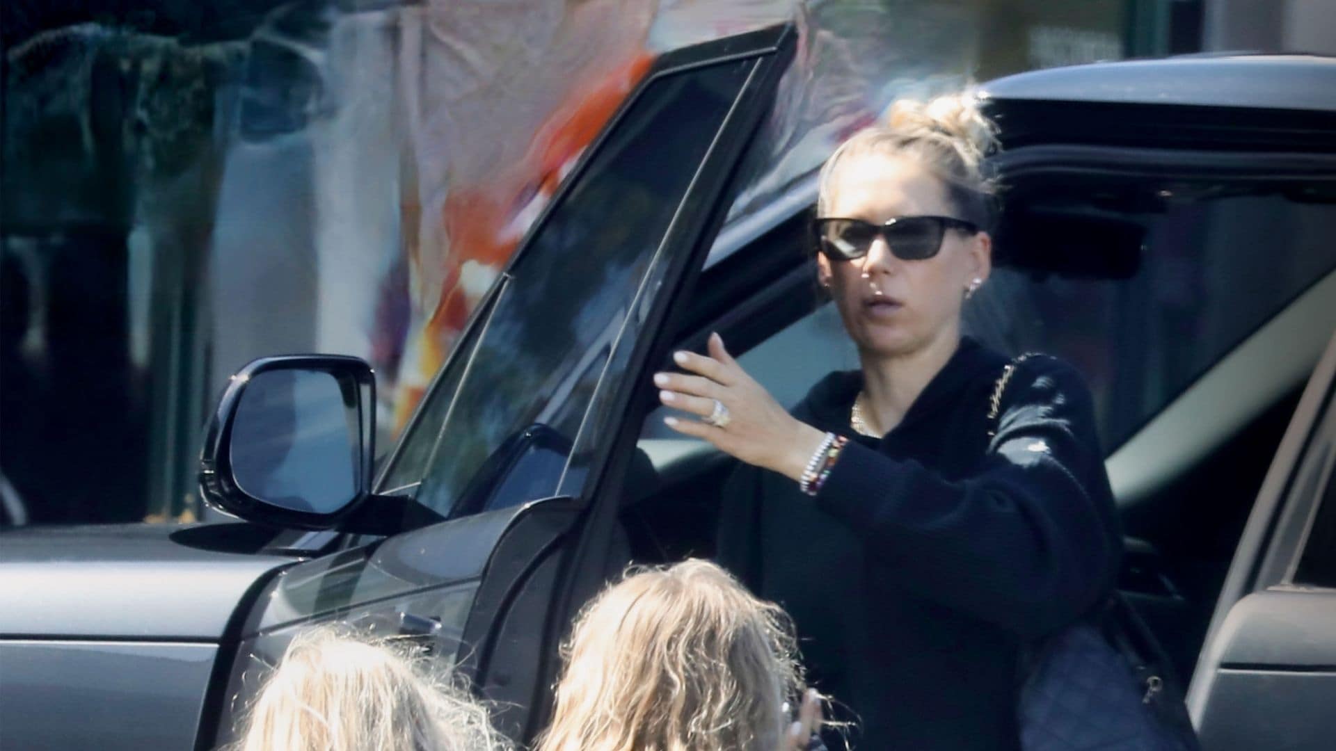 Descubrimos a Anna Kournikova, mujer de Enrique Iglesias, en una tarde de compras con sus hijas en Miami